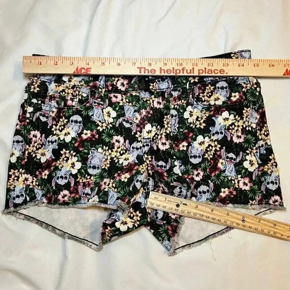 2/$30 Disney Lilo and Stitch Cut Off Hawaiian Floral Denim Shorts Women Size 3 - Picture 11 of 11